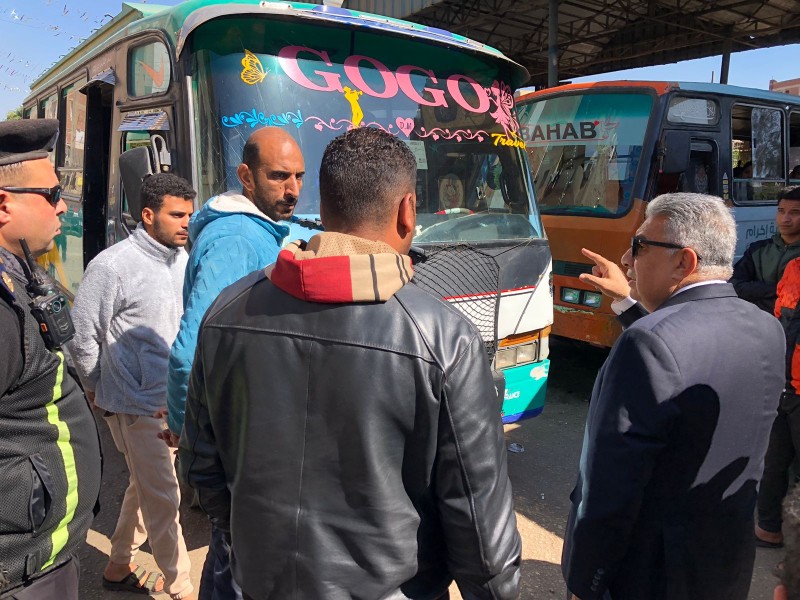 محافظ الدقهلية يشن حملة مفاجئة على مواقف المنصورة لضبط التعريفة الجديدة