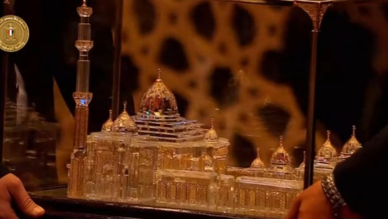 وزير الأوقاف يهدي السيسي هدية تذكارية باحتفالية ليلة القدر