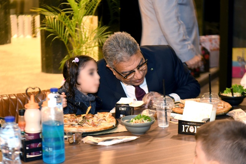 محافظ الدقهلية يشارك أبناء مصر من الأيتام حفل الإفطار ويوزع عليهم الهدايا بمناسبة عيد الفطر المبارك