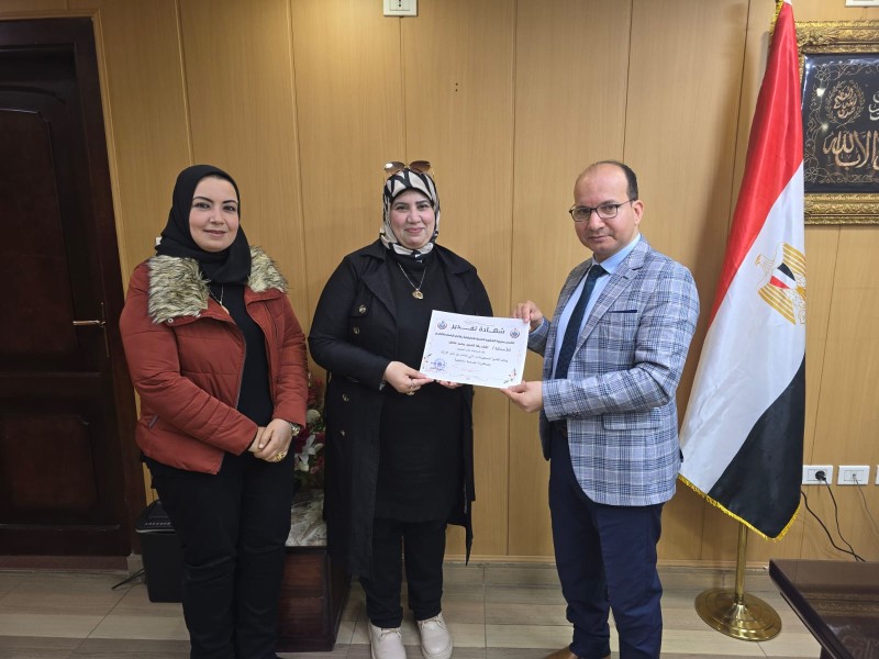 وكيل وزارة الصحة بالدقهلية يكرم مدير بنك دم ميت غمر لتميز البنك في الأداء الفني وتقديم خدمة فصل البلازما العلاجية