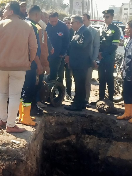 استمرار متابعة المحافظ لأعمال إحلال وتجديد خط مياه الشرب بشارع الجيش بالمنصورة
