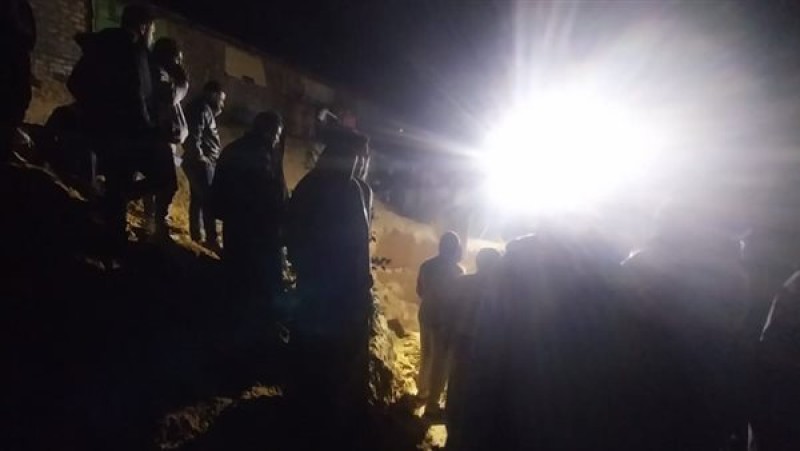 انهيار الرمال يودي بحياة شخصين أثناء حفر بيارة صرف بالبحيرة