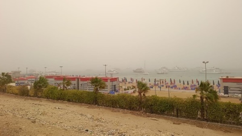 عاصفة ترابية تضرب مدن البحر الأحمر وتربك الملاحة البحرية