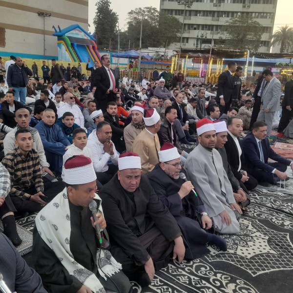 وكيل وزارة الأوقاف بأسيوط يؤدي صلاة العيد بحضور المحافظ بساحة أرض الملاعب