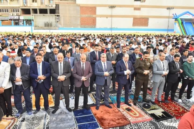 محافظ أسيوط يؤدي صلاة عيد الفطر المبارك بساحة أرض الملاعب أمام ديوان عام المحافظة وسط حشد كبير من المواطنين
