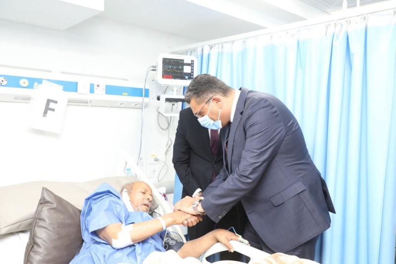 محافظ البحر الأحمر يهنئ المرضي والعاملين بمستشفى الحميات ومستشفي الغردقة العام بعيد الفطر المبارك