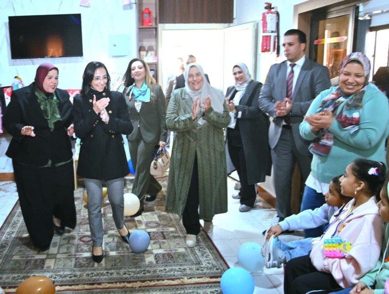 في أول أيام العيد، جاكلين عازر ترسم البسمة على وجوه نزلاء دور المسنين والأيتام بالبحيرة