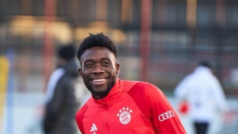 بايرن ميونيخ يدرس بيع ألفونسو ديفيز وسط اهتمام مانشستر يونايتد