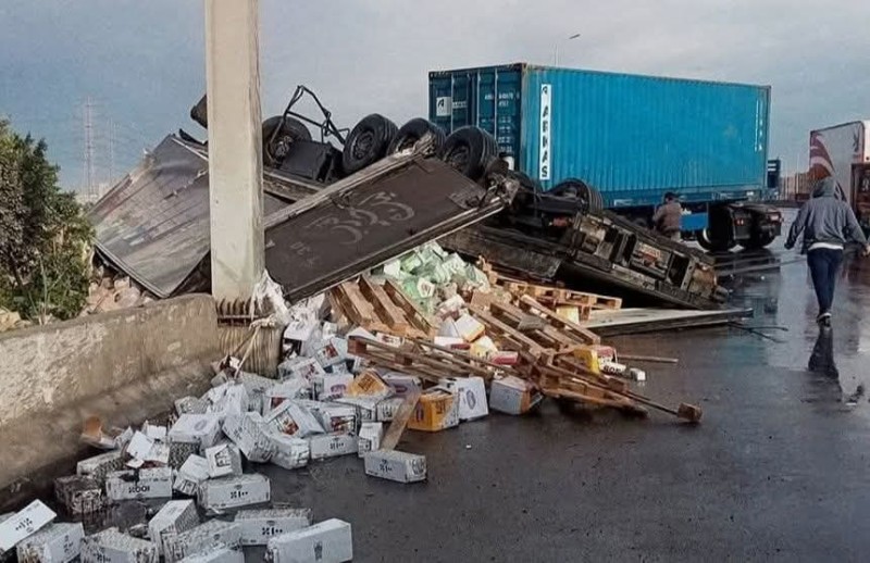 انقلاب سيارة محملة بالبضائع في حادث على طريق الواحات بسبب الطقس