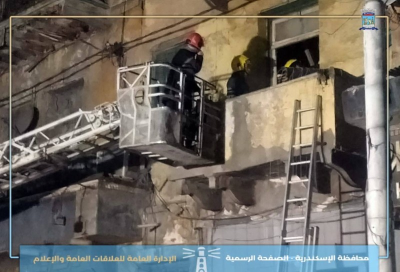 إنقاذ سيدة من تحت أنقاض عقار منهار بالجمرك بالإسكندرية