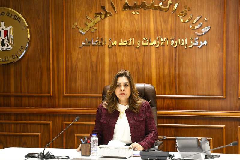 وزيرة التنمية المحلية والبيئة تتابع من مركز سيطرة الشبكة الوطنية للطوارئ جهود المحافظات لمواجهة موجة الطقس السيئ