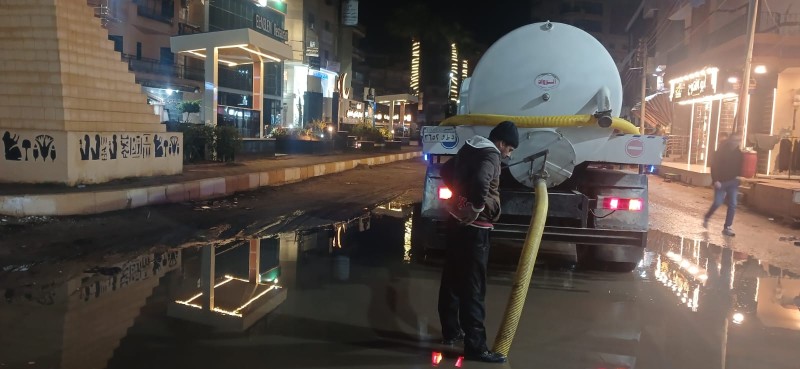 محافظ الدقهلية يتابع استمرار جهود الوحدات المحلية في التعامل مع مياه الأمطار خلال الفترة الليلية بمختلف مراكز ومدن المحافظة