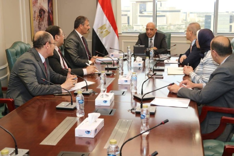 وزير الكهرباء والطاقة المتجددة يجتمع بخلية إدارة الأزمة