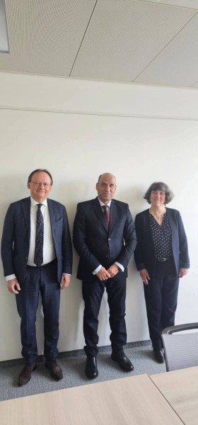 وزير العمل يلتقي قيادات إدارتي معايير العمل الدولية وحوكمة العمل وثلاثية الأطراف بمنظمة العمل