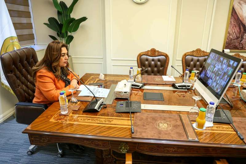 د. منال عوض تتابع مع المحافظين تنفيذ قرارات مواعيد غلق المحال، ومواجهة الطقس، وملفات التصالح
