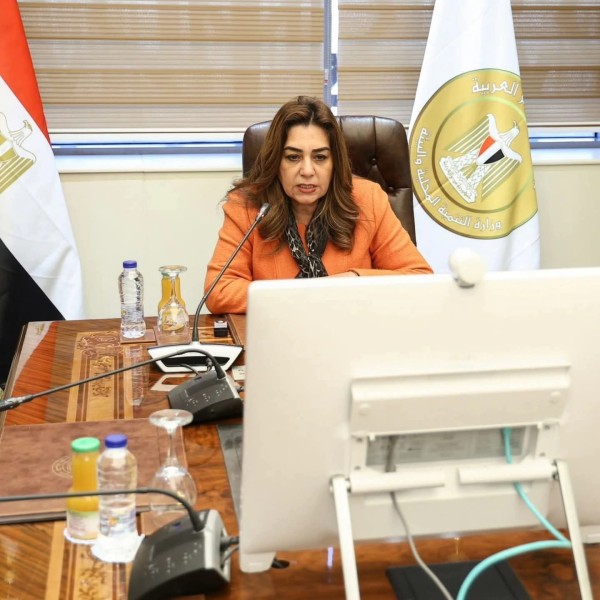 وزيرة التنمية المحلية والبيئة تتابع تنفيذ قرارات غلق المحال وجهود التصالح والتقنين مع المحافظين