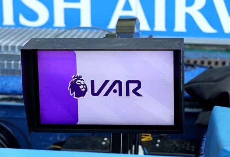 هل ألغت تقنية الفيديو متعة اللعبة؟ ولماذا يرفض 75% من المشجعين الـVAR؟