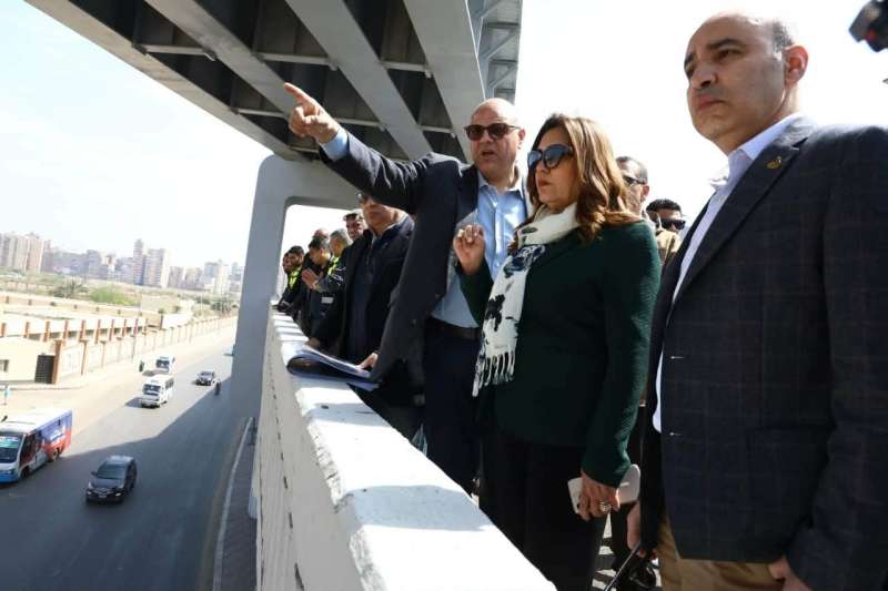 وزيرة التنمية المحلية والبيئة ومحافظ الإسكندرية يتفقدان كوبري الفريق أول سليمان عزت ومحاور مرورية حيوية بالمحافظة