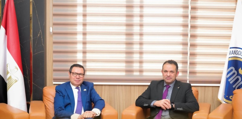 الحصري يهنئ عبد العظيم بمكتبه برئاسة جامعة المنصورة الأهلية