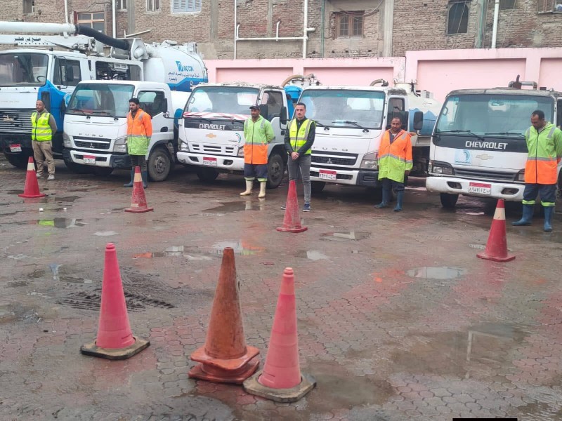 متابعة لحظية ودفع بالمعدات.. “مياه البحيرة” تواصل رفع تجمعات الأمطار بمراكز ومدن المحافظة