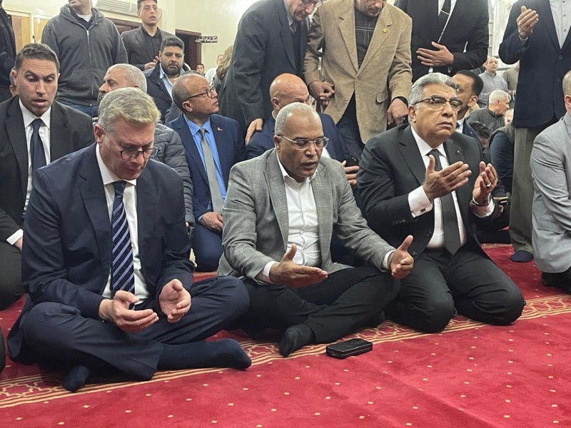 محافظ الدقهلية ووزير البترول أديا صلاة الجنازة على شهيد الواجب المهندس حسام صادق خليفة