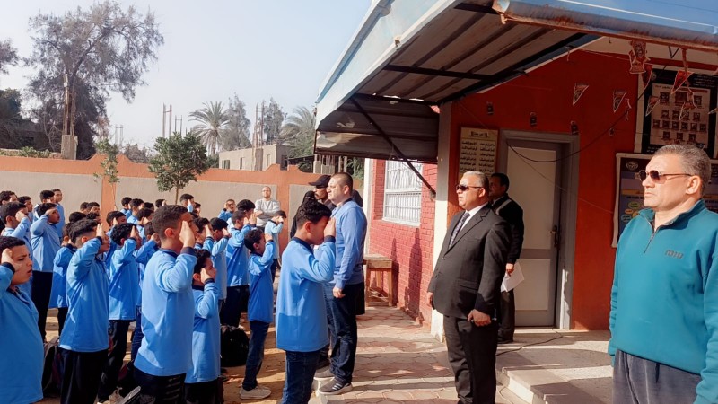 ”قبيصي” يشهد طابور الصباح وتحية العلم بمدرسة العزب الإعدادية في يوم التميز بتعليم الفيوم