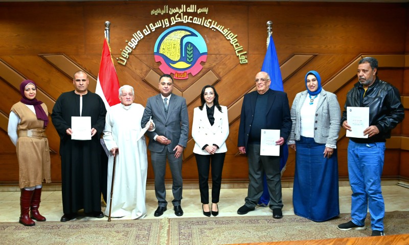 محافظ البحيرة تسلّم عقود تقنين أراضي وضع اليد للمستوفين للشروط