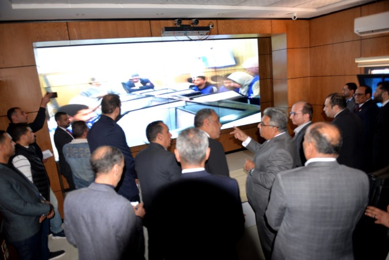 محافظ الدقهلية يتابع مع عدد من أعضاء مجلسي النواب والشيوخ بثًا مباشرًا من الغرفة المركزية للطوارئ بمديرية الصحة