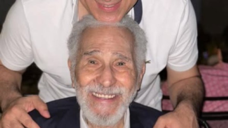 نجل عبدالرحمن أبو زهرة يستغيث: المستشفى رافضة وجودنا بجوار والدي في أوقاته الأخيرة