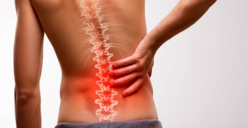 كارثة صحية صامتة.. حسام موافي يحذر من إهمال آلام عرق النسا وحبس البول