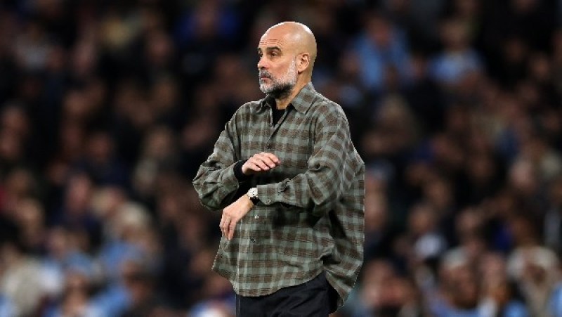 أول تعليق من جوارديولا بشأن مستقبل نجم مانشستر سيتي