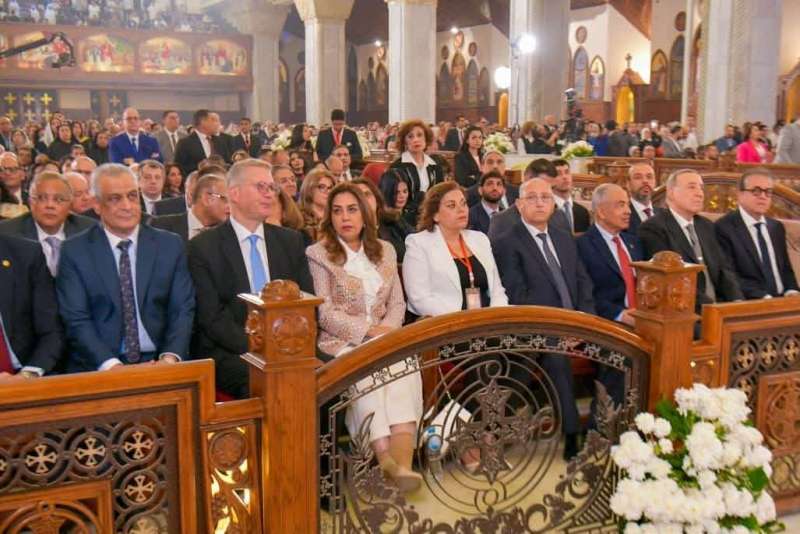 وزيرة التنمية المحلية والبيئة تشهد قداس عيد القيامة المجيد بالكاتدرائية المرقسية بالعباسية وتهنئ البابا تواضروس الثاني