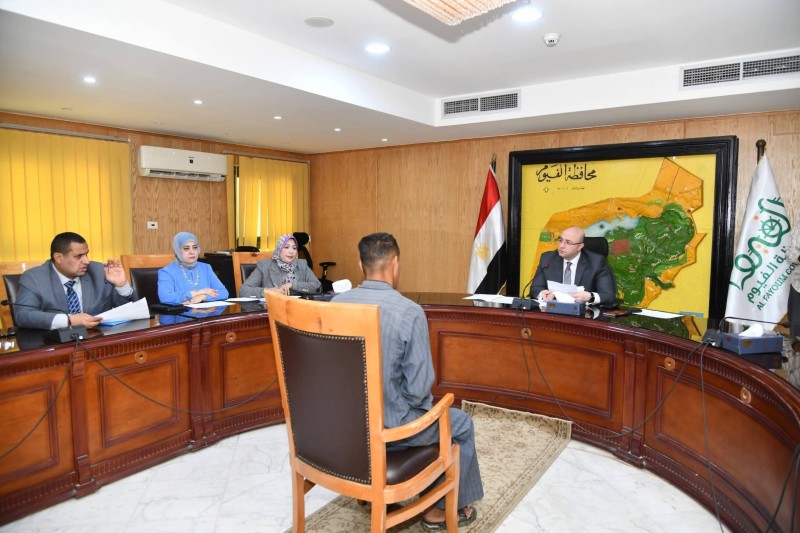 محافظ الفيوم خلال اللقاء الدوري لخدمة المواطنين يوجه بتجهيز إحدى الفتيات غير القادرات من الأولى بالرعاية
