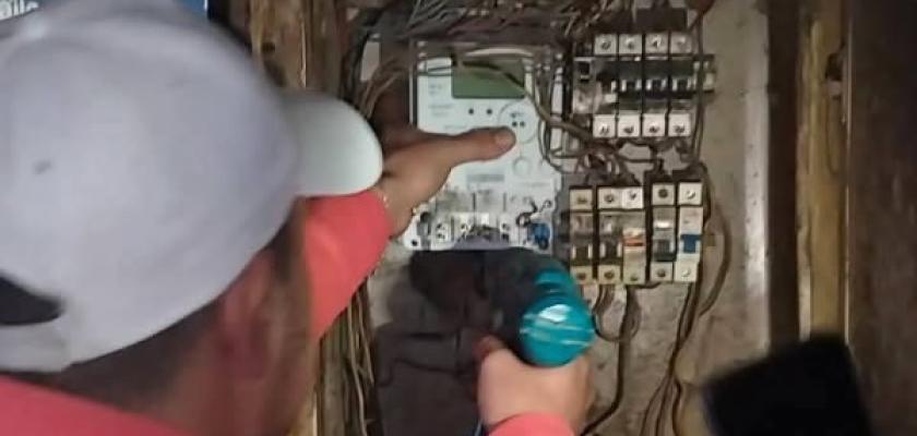 حملات تفتيش على العدادات.. هل يحق لموظف الكهرباء دخول منزلك؟