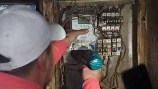 حملات تفتيش على العدادات.. هل يحق لموظف الكهرباء دخول منزلك؟