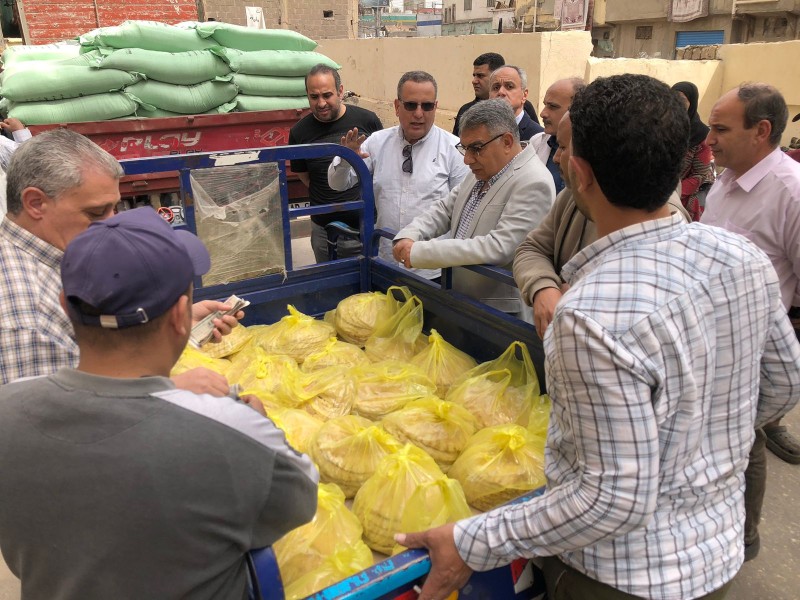 المحافظ يتابع انتظام وسير العمل بمخبز المحافظة الكبير بالمنصورة