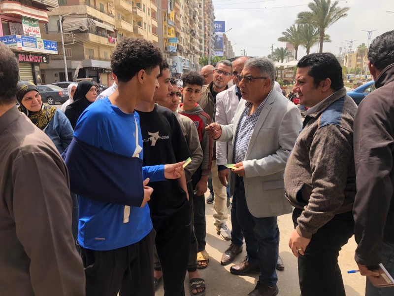 المحافظ يتفقد سوق الجملة للخضروات والفاكهة .. ومنافذ بيع الخبز المدعم بالمنصورة