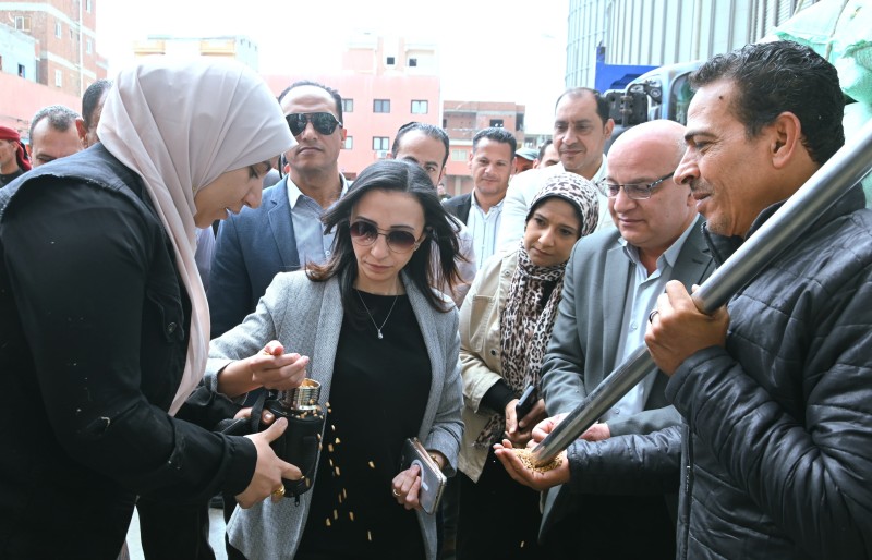 محافظ البحيرة تتفقد أعمال توريد القمح بصومعة الغلال بزاوية غزال