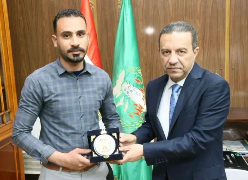 محافظ المنوفية يكرم ”أحمد البرماوي” ويهديه درع المحافظة ومكافأة مالية تقديراً لشجاعته