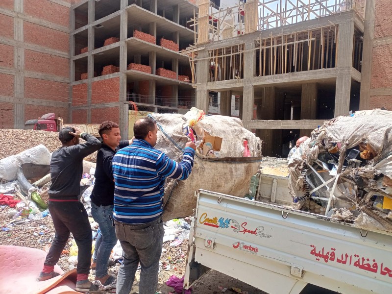 محافظ الدقهلية يتابع حملة حي غرب المنصورة للتصدي لظاهرة ”النباشين”