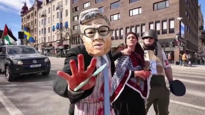 مشهد تمثيلي صادم في السويد.. بن غفير ينتزع طفلاً فلسطينياً من رحم أمه ويقتله