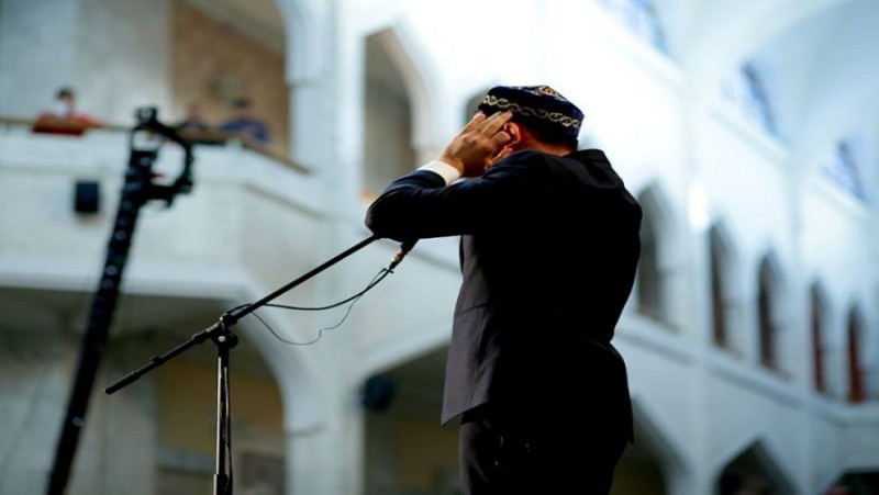 هل يجوز الكلام أثناء سماع الأذان؟