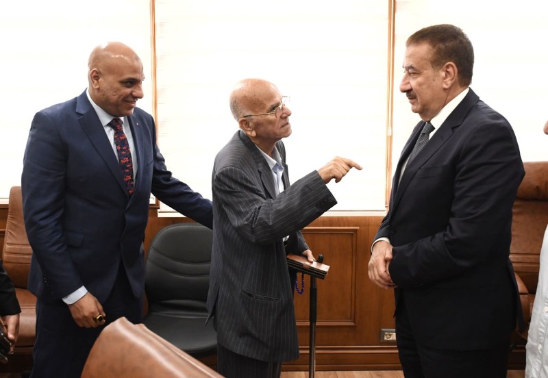 محافظ بورسعيد يوقع عقود تمليك أراضي لعدد ٤ مصانع دعمًا للصناعة