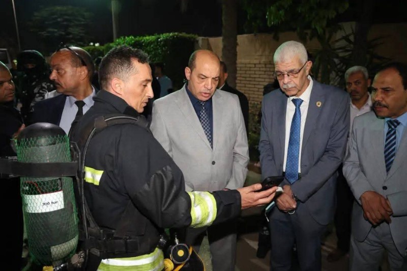 رئيس جامعة المنوفية يتابع ميدانيًا موقع حادث حريق بمخزن مستلزمات طبية بمعهد الكبد القومى