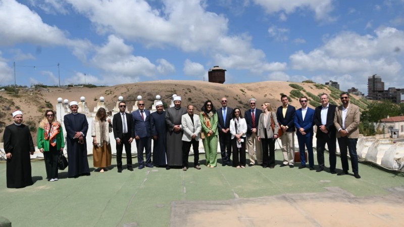 في ختام جولة تراثية ونيلية.. محافظ البحيرة تهدي وفد الاتحاد الأوروبي ”مفتاح الحضارة” بمدينة رشيد