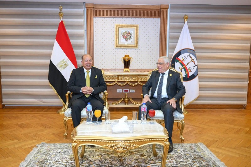 النائب العام يستقبل رئيس جامعة المنصورة ووفدًا من قياداتها وطلابها في ختام البرنامج التدريبي للتعريف بدور النيابة العامة