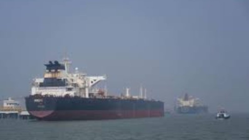 لأول مرة منذ بدء الحرب.. إيران تحتجز سفينتين في مضيق هرمز