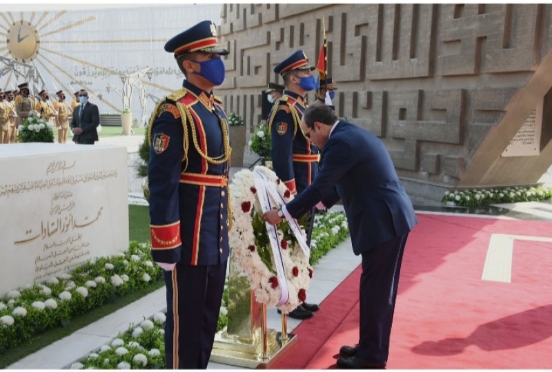 الرئيس السيسي يضع إكليل الزهور على النصب التذكاري وقبر الرئيس السادات في ذكرى تحرير سيناء