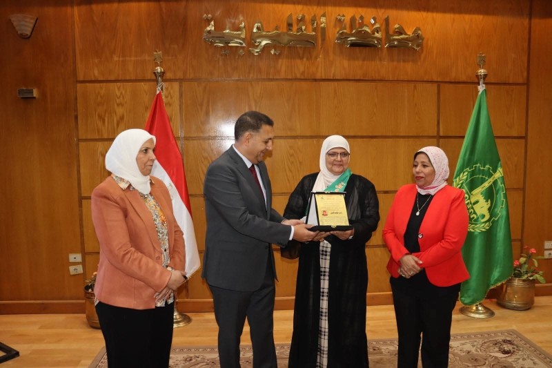 محافظ القليوبية يكرم الأمهات المثاليات والأبناء الأيتام