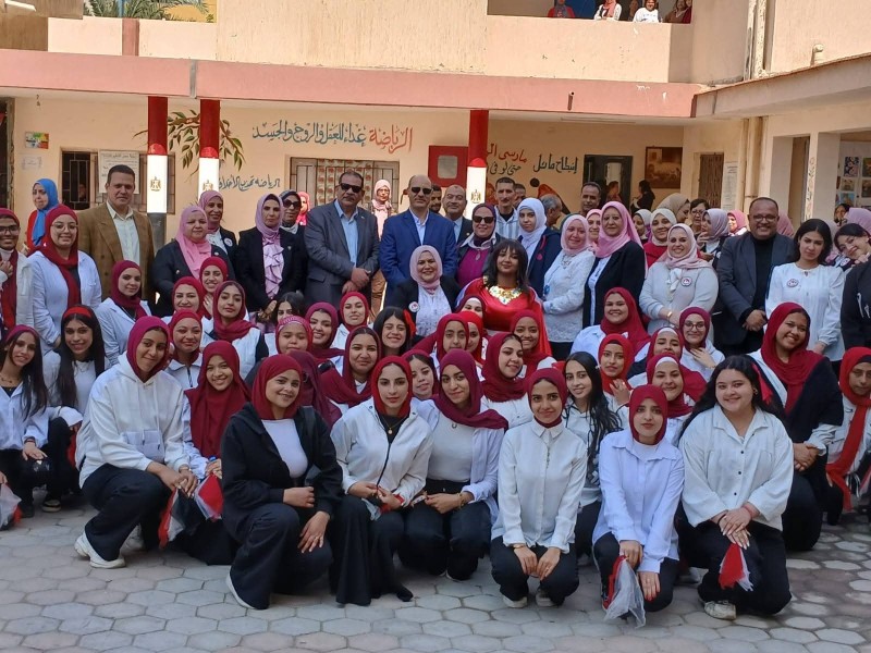 أبو زيد يتابع معرض وورش العمل بإدارة شرق التعليمية